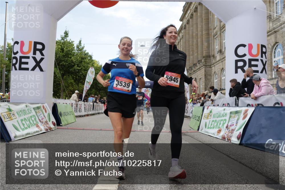 06.09.2026 - CURREX Alsterlauf Yannick Fuchs http://msf.ph/oto/10225817 06.09.2026 10:16:12 Ziel 2019, 2098, 2614, 2810, 2881, 2884, 3311, 3539, 3867, 4043, 4056, 4069, 4264, 4455, 5425, 5559, 5564, 5825, 5945 meine-sportfotos.de