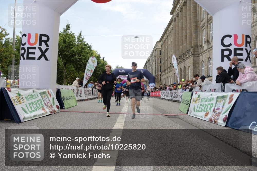 06.09.2026 - CURREX Alsterlauf Yannick Fuchs http://msf.ph/oto/10225820 06.09.2026 10:16:13 Ziel 2019, 2098, 2614, 2810, 2881, 2884, 3539, 3867, 4043, 4056, 4069, 4455, 5425, 5559, 5564, 5825, 5945 meine-sportfotos.de