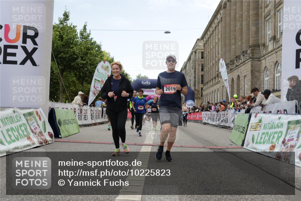 06.09.2026 - CURREX Alsterlauf Yannick Fuchs http://msf.ph/oto/10225823 06.09.2026 10:16:14 Ziel 2019, 2098, 2614, 2810, 2881, 2884, 3189, 3539, 3867, 4043, 4056, 4069, 4455, 5425, 5559, 5564, 5825, 5945 meine-sportfotos.de