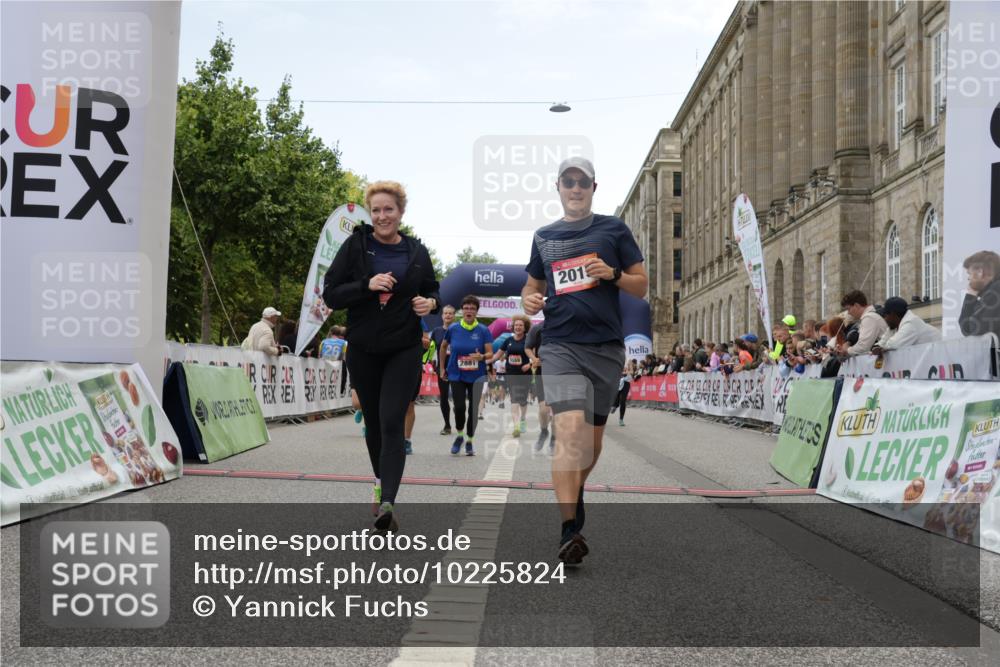 06.09.2026 - CURREX Alsterlauf Yannick Fuchs http://msf.ph/oto/10225824 06.09.2026 10:16:14 Ziel 2019, 2098, 2614, 2810, 2881, 2884, 3189, 3539, 3867, 4043, 4056, 4069, 4455, 5425, 5559, 5564, 5825, 5945 meine-sportfotos.de