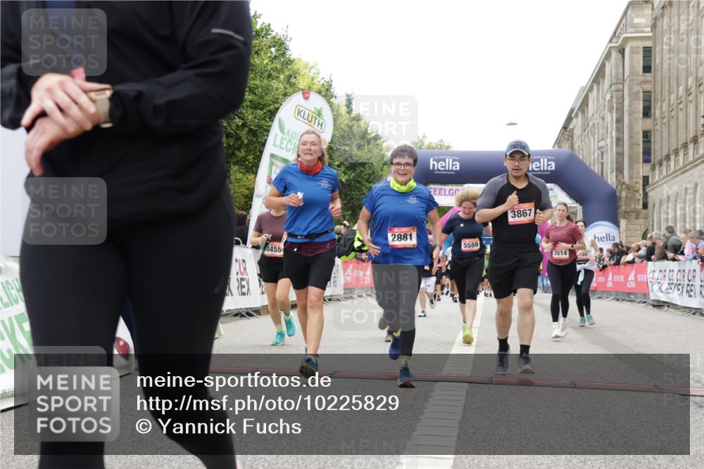 06.09.2026 - CURREX Alsterlauf Yannick Fuchs http://msf.ph/oto/10225829 06.09.2026 10:16:15 Ziel 2019, 2098, 2614, 2810, 2881, 2884, 3189, 3539, 3867, 4056, 4069, 4396, 4455, 5425, 5559, 5564, 5787, 5825, 5945 meine-sportfotos.de