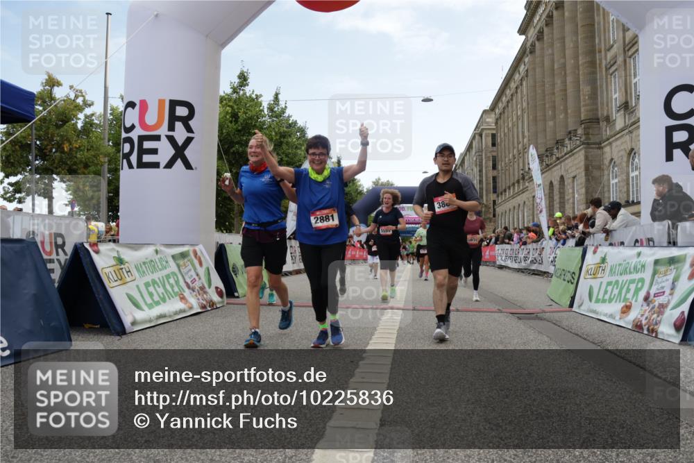 06.09.2026 - CURREX Alsterlauf Yannick Fuchs http://msf.ph/oto/10225836 06.09.2026 10:16:16 Ziel 2019, 2098, 2614, 2881, 2884, 3189, 3539, 3867, 4056, 4069, 4396, 4455, 5425, 5559, 5564, 5787, 5945 meine-sportfotos.de