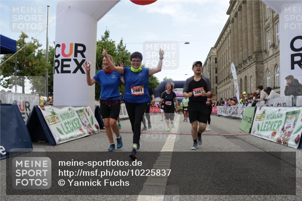 06.09.2026 - CURREX Alsterlauf Yannick Fuchs http://msf.ph/oto/10225837 06.09.2026 10:16:16 Ziel 2019, 2098, 2614, 2881, 2884, 3189, 3539, 3867, 4056, 4069, 4396, 4455, 5425, 5559, 5564, 5787, 5945 meine-sportfotos.de