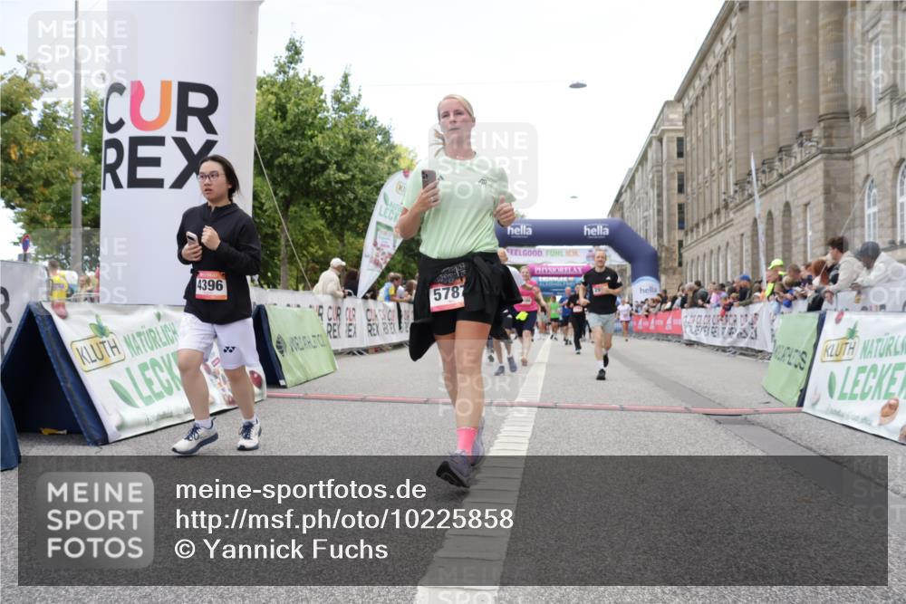 06.09.2026 - CURREX Alsterlauf Yannick Fuchs http://msf.ph/oto/10225858 06.09.2026 10:16:21 Ziel 2614, 2744, 2881, 2884, 2910, 3189, 3867, 4314, 4315, 4366, 4396, 4455, 5559, 5564, 5787 meine-sportfotos.de