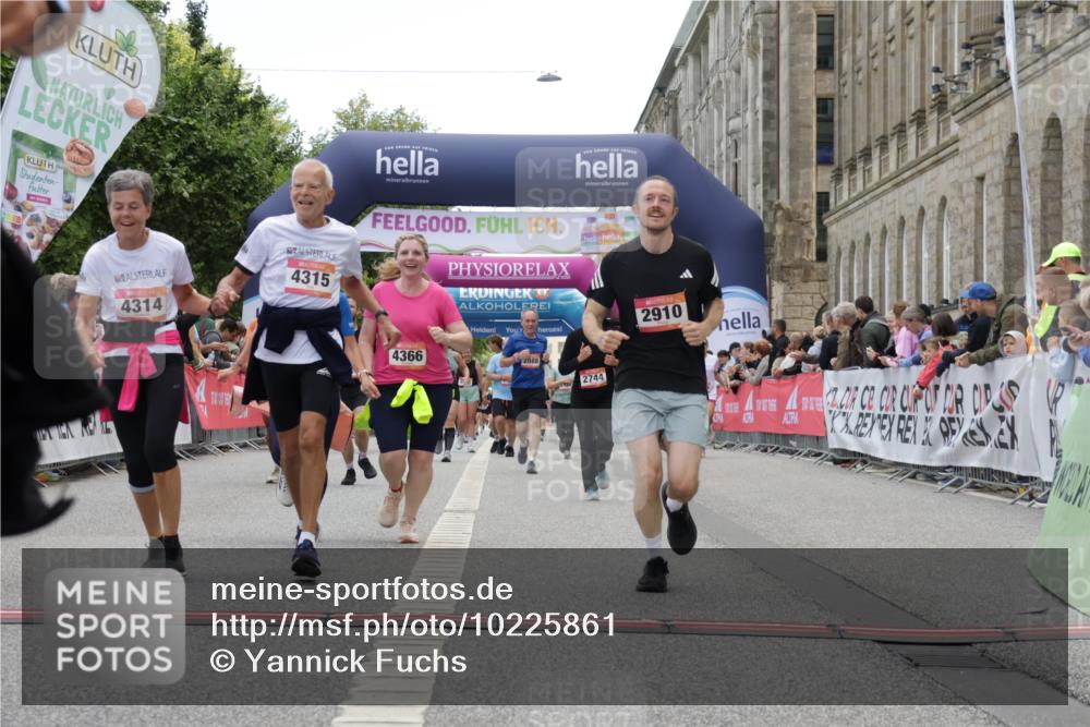 06.09.2026 - CURREX Alsterlauf Yannick Fuchs http://msf.ph/oto/10225861 06.09.2026 10:16:22 Ziel 2614, 2744, 2881, 2884, 2910, 3189, 3867, 4314, 4315, 4366, 4396, 4455, 4820, 4821, 5559, 5564, 5787 meine-sportfotos.de