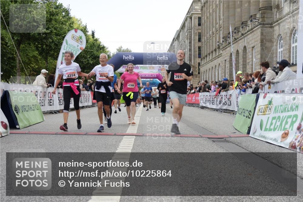 06.09.2026 - CURREX Alsterlauf Yannick Fuchs http://msf.ph/oto/10225864 06.09.2026 10:16:23 Ziel 2614, 2744, 2881, 2884, 2888, 2910, 3189, 3867, 4314, 4315, 4366, 4396, 4455, 4820, 4821, 5559, 5564, 5787 meine-sportfotos.de