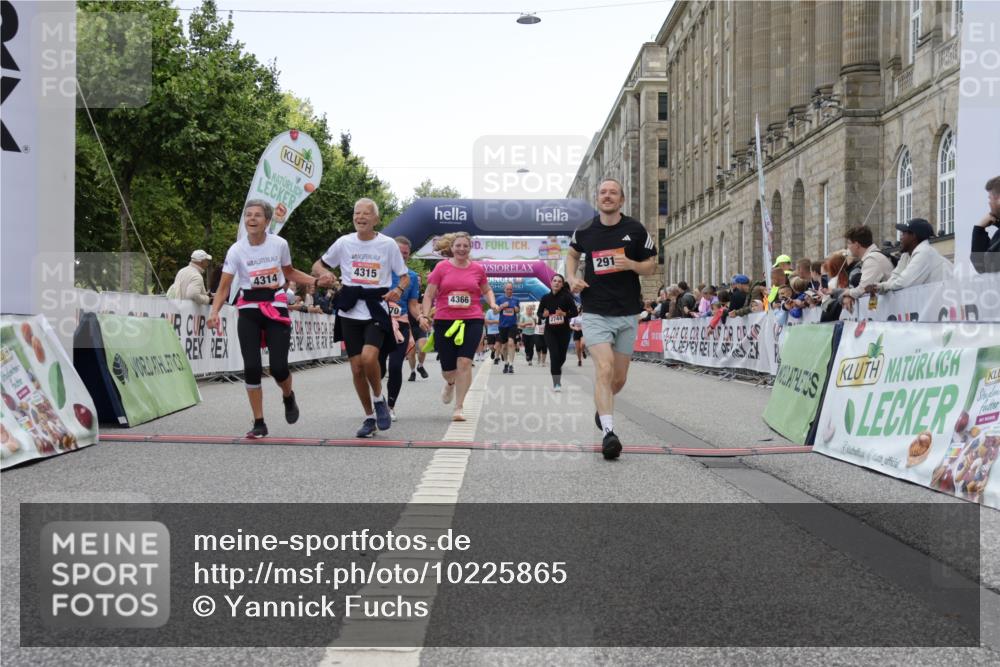 06.09.2026 - CURREX Alsterlauf Yannick Fuchs http://msf.ph/oto/10225865 06.09.2026 10:16:23 Ziel 2614, 2744, 2881, 2884, 2888, 2910, 3189, 3867, 4314, 4315, 4366, 4396, 4455, 4820, 4821, 5559, 5564, 5787 meine-sportfotos.de