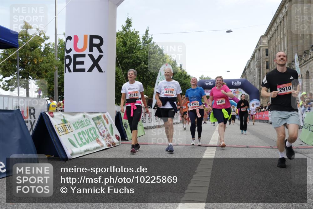 06.09.2026 - CURREX Alsterlauf Yannick Fuchs http://msf.ph/oto/10225869 06.09.2026 10:16:24 Ziel 2614, 2744, 2888, 2910, 3015, 3019, 3189, 4314, 4315, 4366, 4396, 4455, 4820, 4821, 5559, 5564, 5787 meine-sportfotos.de