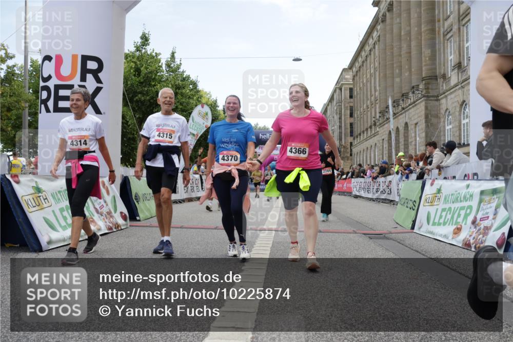06.09.2026 - CURREX Alsterlauf Yannick Fuchs http://msf.ph/oto/10225874 06.09.2026 10:16:25 Ziel 2744, 2851, 2888, 2910, 3015, 3019, 3189, 4314, 4315, 4366, 4396, 4820, 4821, 5578, 5787 meine-sportfotos.de