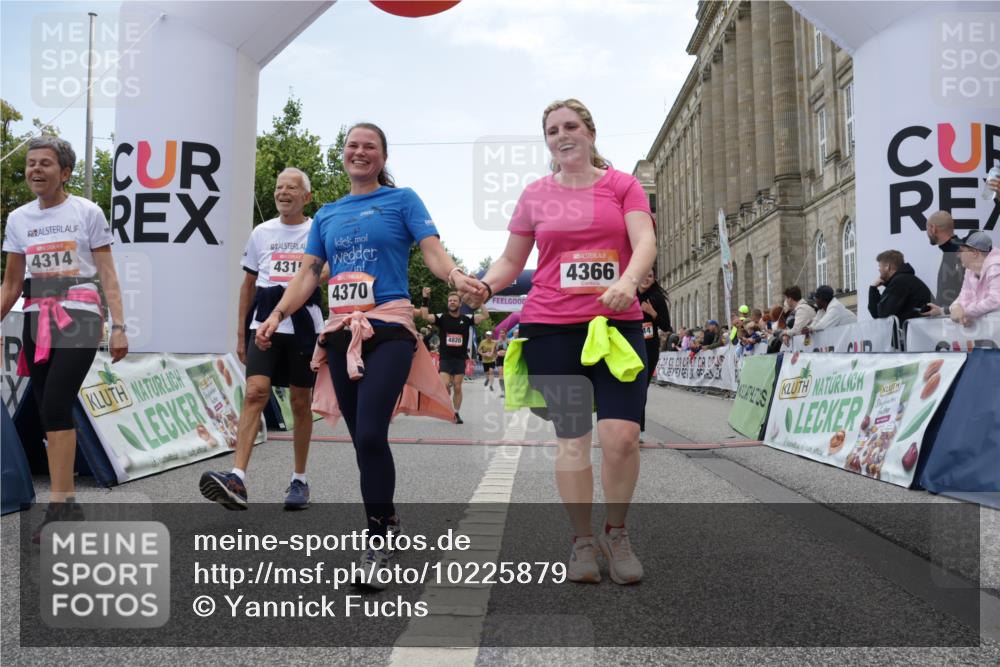 06.09.2026 - CURREX Alsterlauf Yannick Fuchs http://msf.ph/oto/10225879 06.09.2026 10:16:26 Ziel 2431, 2432, 2744, 2851, 2880, 2887, 2888, 2910, 3015, 3019, 3189, 4314, 4315, 4366, 4396, 4820, 4821, 5578, 5787 meine-sportfotos.de