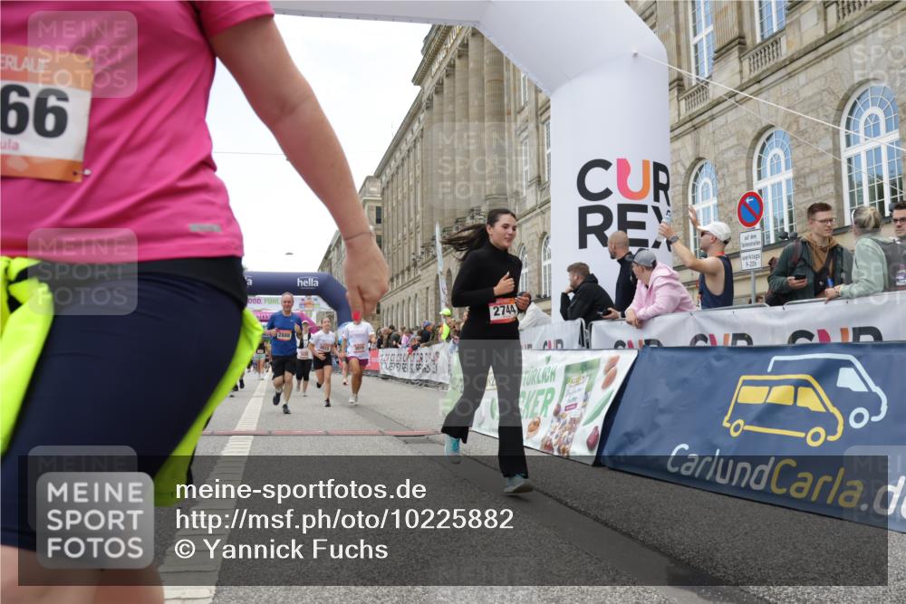 06.09.2026 - CURREX Alsterlauf Yannick Fuchs http://msf.ph/oto/10225882 06.09.2026 10:16:27 Ziel 2431, 2432, 2744, 2851, 2880, 2887, 2888, 2910, 3015, 3019, 3788, 4314, 4315, 4366, 4396, 4820, 4821, 5578, 5787 meine-sportfotos.de