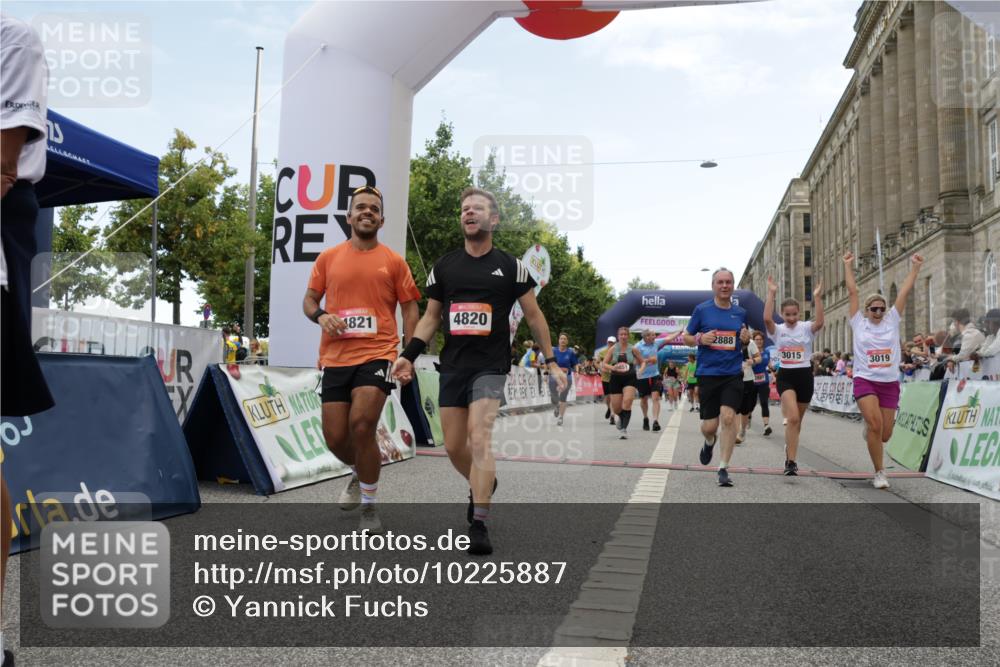 06.09.2026 - CURREX Alsterlauf Yannick Fuchs http://msf.ph/oto/10225887 06.09.2026 10:16:28 Ziel 2431, 2432, 2744, 2851, 2880, 2887, 2888, 2910, 3015, 3019, 3788, 4314, 4315, 4366, 4820, 4821, 5578, 6217 meine-sportfotos.de