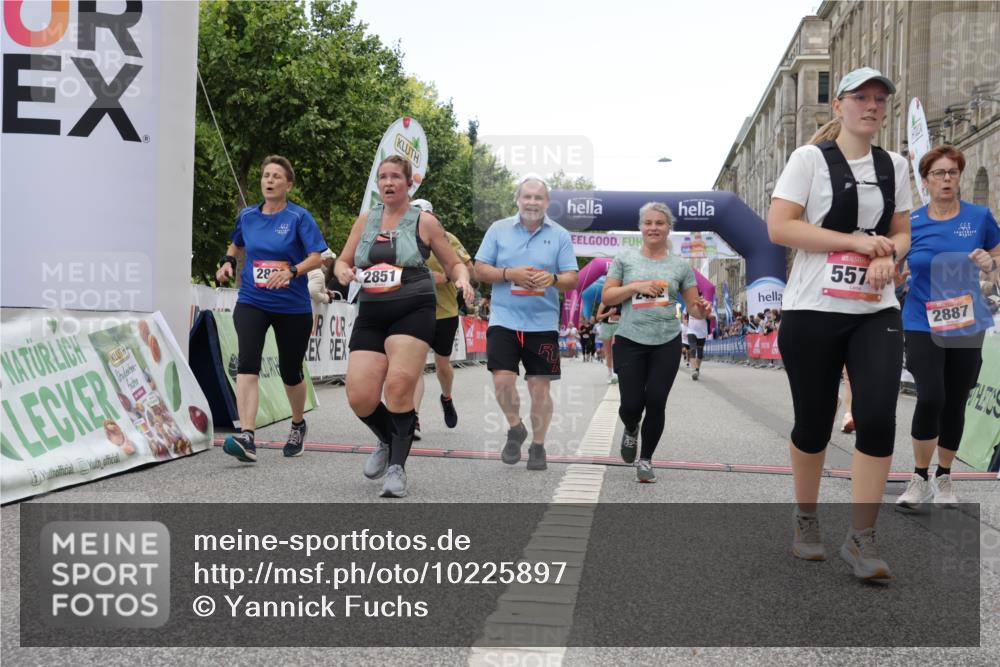 06.09.2026 - CURREX Alsterlauf Yannick Fuchs http://msf.ph/oto/10225897 06.09.2026 10:16:31 Ziel 2431, 2432, 2744, 2851, 2880, 2887, 2888, 3015, 3019, 3508, 3509, 3788, 4366, 4820, 4821, 5578, 6217 meine-sportfotos.de
