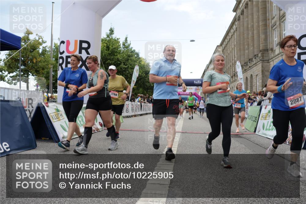 06.09.2026 - CURREX Alsterlauf Yannick Fuchs http://msf.ph/oto/10225905 06.09.2026 10:16:32 Ziel 2431, 2432, 2744, 2851, 2880, 2887, 2888, 3015, 3019, 3508, 3509, 3788, 4820, 4821, 5578, 6217, 8283 meine-sportfotos.de