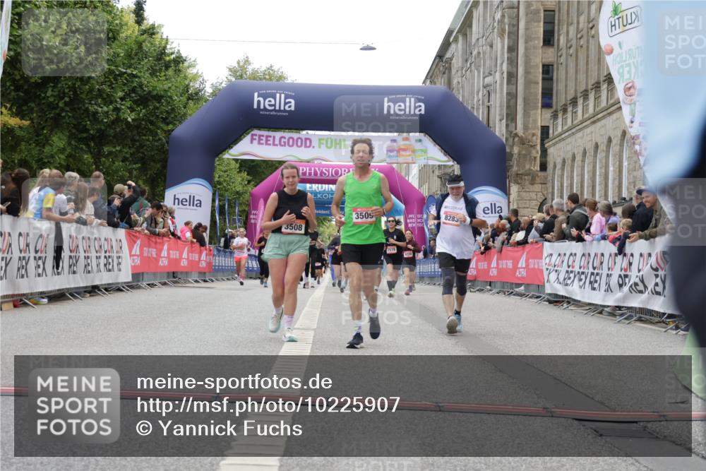 06.09.2026 - CURREX Alsterlauf Yannick Fuchs http://msf.ph/oto/10225907 06.09.2026 10:16:34 Ziel 2431, 2432, 2736, 2851, 2880, 2887, 2888, 3015, 3019, 3508, 3509, 3788, 4820, 4821, 5578, 6217, 8283 meine-sportfotos.de
