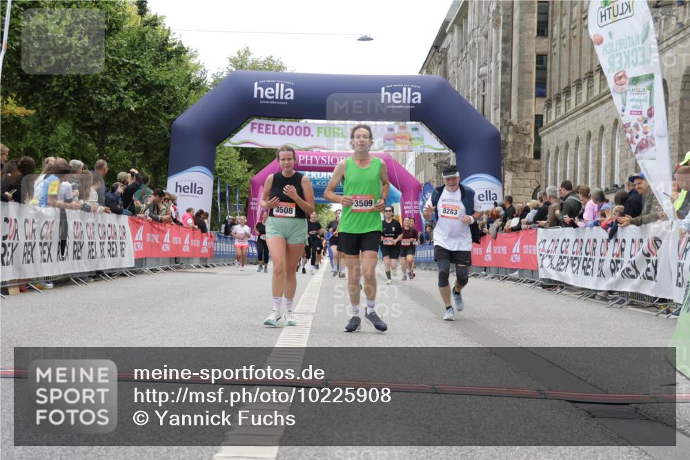 06.09.2026 - CURREX Alsterlauf Yannick Fuchs http://msf.ph/oto/10225908 06.09.2026 10:16:34 Ziel 2431, 2432, 2736, 2851, 2880, 2887, 2888, 3015, 3019, 3508, 3509, 3788, 4820, 4821, 5578, 6217, 8283 meine-sportfotos.de