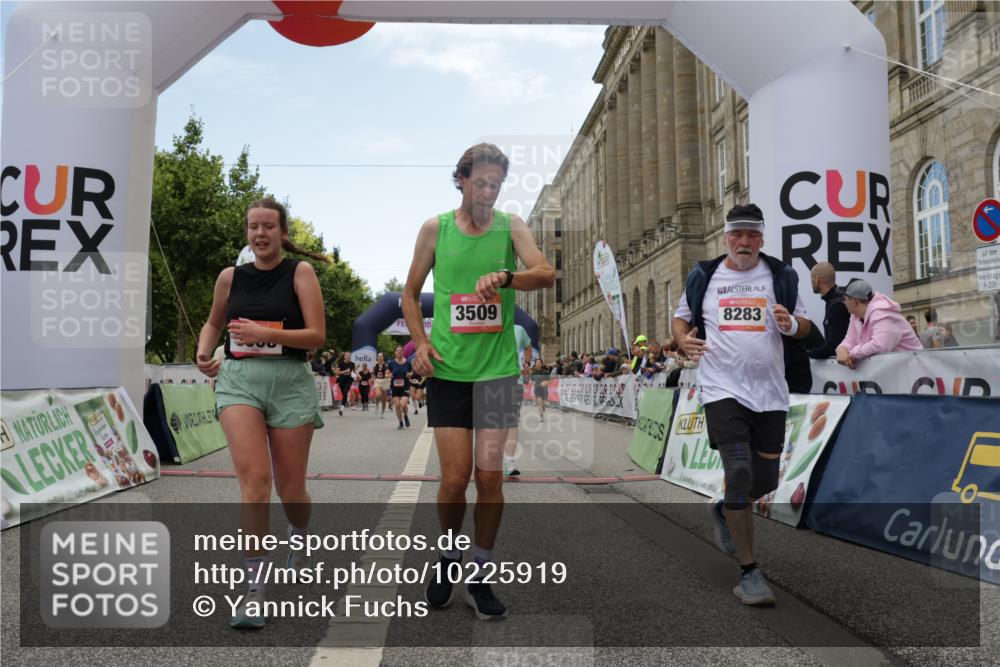 06.09.2026 - CURREX Alsterlauf Yannick Fuchs http://msf.ph/oto/10225919 06.09.2026 10:16:38 Ziel 2328, 2431, 2432, 2454, 2578, 2736, 2880, 2887, 3290, 3508, 3509, 3645, 3788, 4123, 4220, 4613, 5307, 5308, 5672, 6217, 8283 meine-sportfotos.de