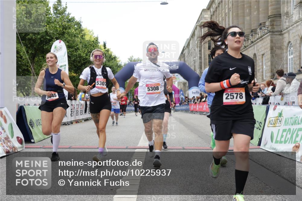 06.09.2026 - CURREX Alsterlauf Yannick Fuchs http://msf.ph/oto/10225937 06.09.2026 10:16:43 Ziel 2328, 2454, 2578, 2736, 2859, 3167, 3290, 3330, 3508, 3509, 3645, 4123, 4220, 4353, 4613, 5307, 5308, 5672, 5859, 8283 meine-sportfotos.de