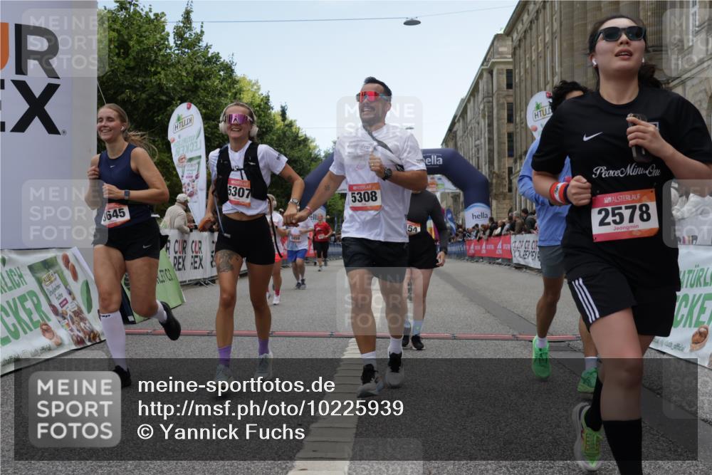 06.09.2026 - CURREX Alsterlauf Yannick Fuchs http://msf.ph/oto/10225939 06.09.2026 10:16:44 Ziel 2328, 2454, 2578, 2736, 2859, 3167, 3290, 3330, 3633, 3645, 4123, 4220, 4353, 4613, 5307, 5308, 5672, 5859, 8283 meine-sportfotos.de