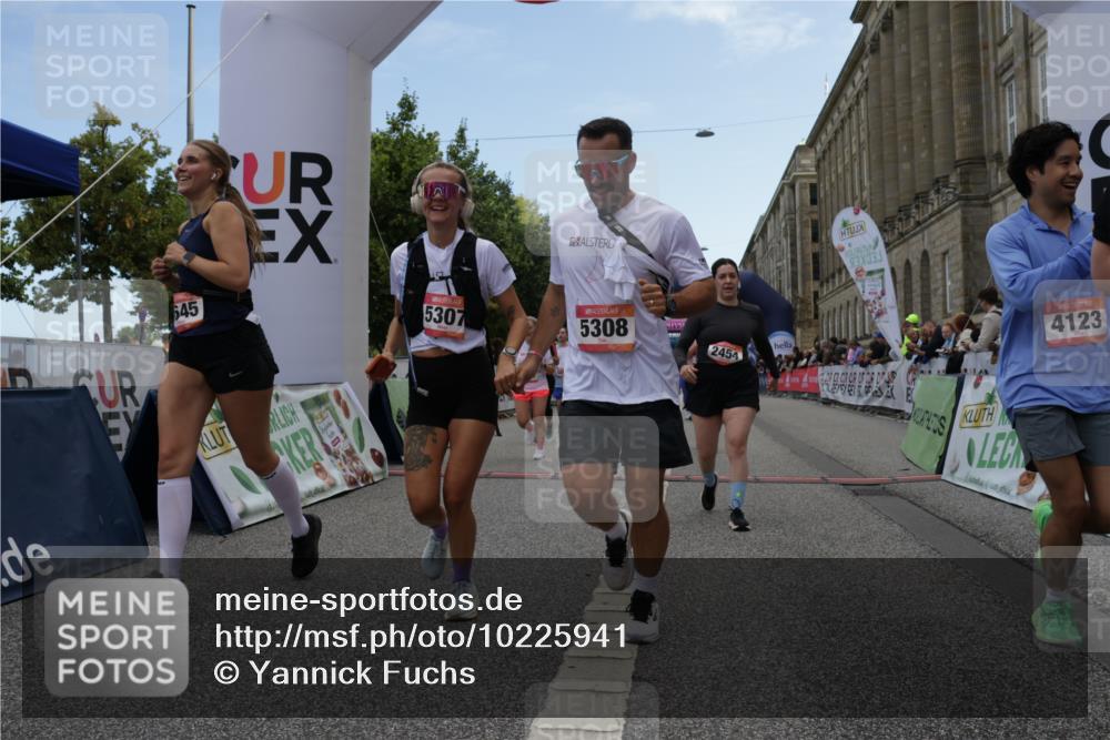 06.09.2026 - CURREX Alsterlauf Yannick Fuchs http://msf.ph/oto/10225941 06.09.2026 10:16:44 Ziel 2328, 2454, 2578, 2736, 2859, 3167, 3290, 3330, 3633, 3645, 4123, 4220, 4353, 4613, 5307, 5308, 5672, 5859, 8283 meine-sportfotos.de