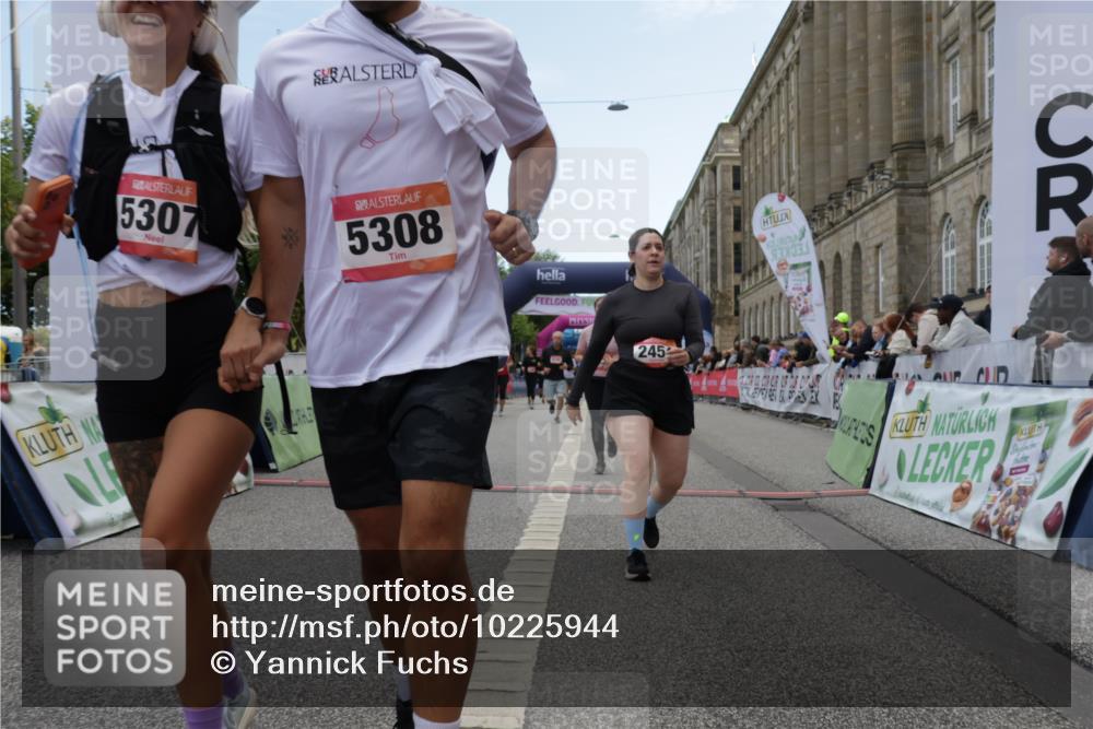 06.09.2026 - CURREX Alsterlauf Yannick Fuchs http://msf.ph/oto/10225944 06.09.2026 10:16:45 Ziel 2328, 2454, 2578, 2736, 2859, 3167, 3169, 3290, 3330, 3633, 3645, 4123, 4220, 4353, 4613, 5307, 5308, 5672, 5859, 8102 meine-sportfotos.de