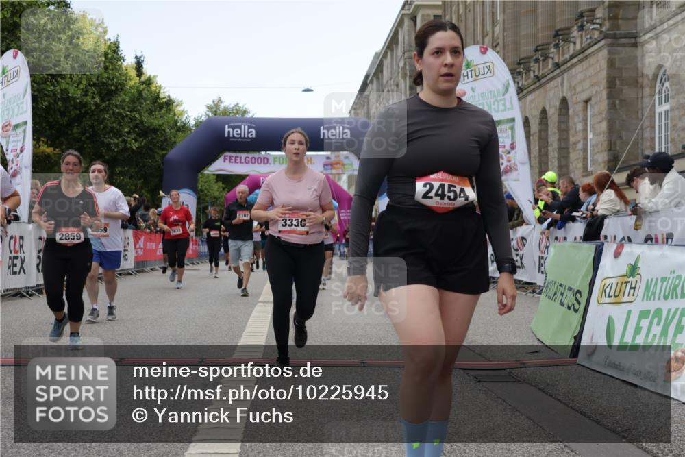 06.09.2026 - CURREX Alsterlauf Yannick Fuchs http://msf.ph/oto/10225945 06.09.2026 10:16:45 Ziel 2328, 2454, 2578, 2736, 2859, 3167, 3169, 3290, 3330, 3633, 3645, 4123, 4220, 4353, 4613, 5307, 5308, 5672, 5859, 8102 meine-sportfotos.de