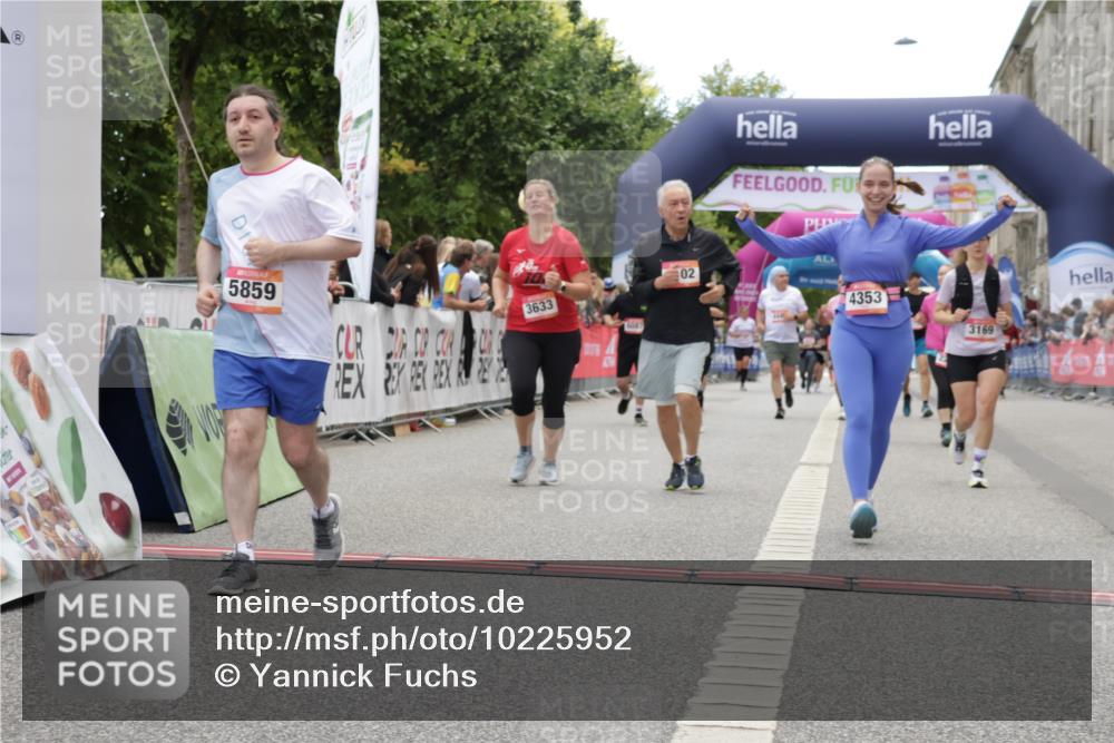 06.09.2026 - CURREX Alsterlauf Yannick Fuchs http://msf.ph/oto/10225952 06.09.2026 10:16:47 Ziel 2328, 2454, 2578, 2859, 3167, 3169, 3290, 3330, 3633, 3645, 4123, 4220, 4353, 4613, 5307, 5308, 5672, 5859, 8102 meine-sportfotos.de