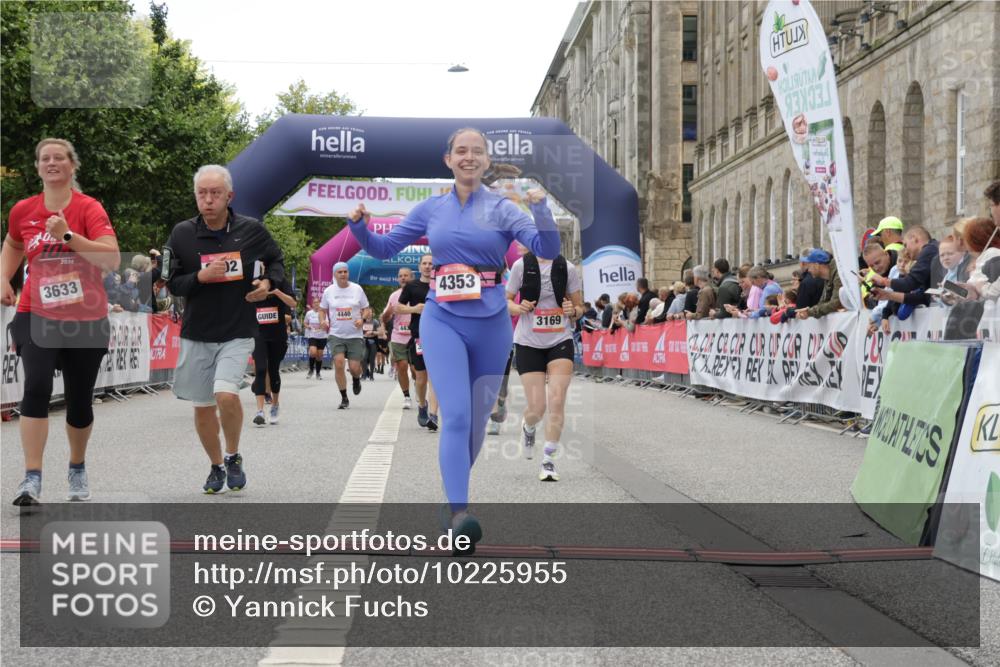 06.09.2026 - CURREX Alsterlauf Yannick Fuchs http://msf.ph/oto/10225955 06.09.2026 10:16:48 Ziel 2222, 2328, 2454, 2578, 2859, 3024, 3167, 3169, 3290, 3330, 3633, 3645, 4123, 4220, 4353, 4613, 5307, 5308, 5672, 5859, 6087, 8102 meine-sportfotos.de