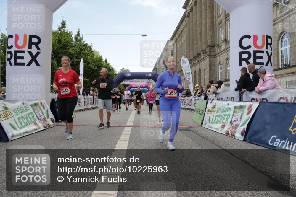 06.09.2026 - CURREX Alsterlauf Yannick Fuchs http://msf.ph/oto/10225963 06.09.2026 10:16:50 Ziel 2222, 2454, 2859, 3024, 3167, 3169, 3330, 3633, 3645, 4123, 4353, 4439, 4440, 4750, 4756, 5307, 5308, 5859, 6087, 8102 meine-sportfotos.de