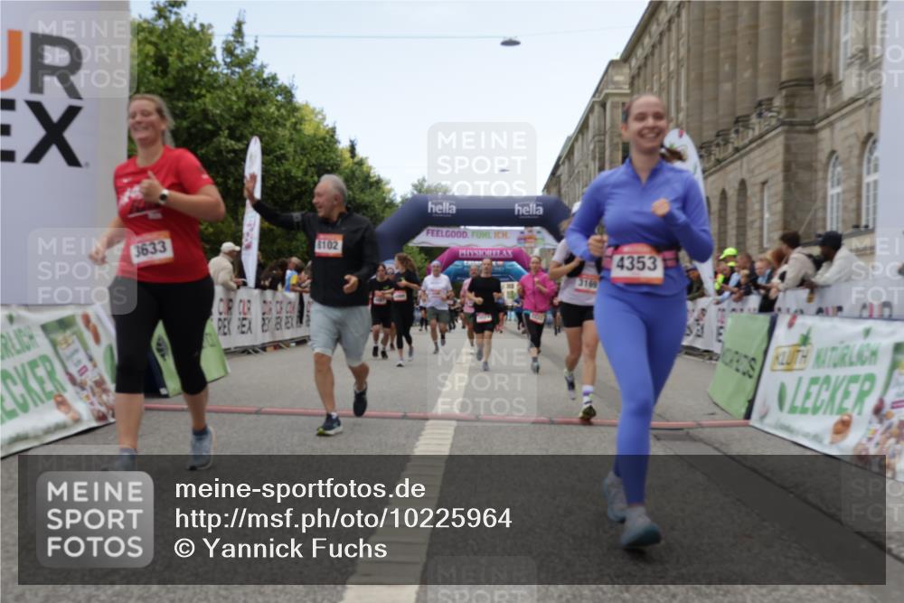 06.09.2026 - CURREX Alsterlauf Yannick Fuchs http://msf.ph/oto/10225964 06.09.2026 10:16:50 Ziel 2222, 2454, 2859, 3024, 3167, 3169, 3330, 3633, 3645, 4123, 4353, 4439, 4440, 4750, 4756, 5307, 5308, 5859, 6087, 8102 meine-sportfotos.de