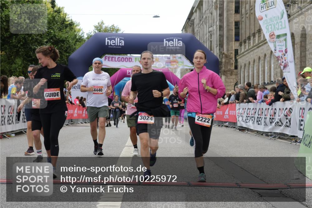 06.09.2026 - CURREX Alsterlauf Yannick Fuchs http://msf.ph/oto/10225972 06.09.2026 10:16:52 Ziel 2222, 2859, 3024, 3167, 3169, 3330, 3633, 4353, 4439, 4440, 4477, 4750, 4756, 5859, 6087, 8102 meine-sportfotos.de
