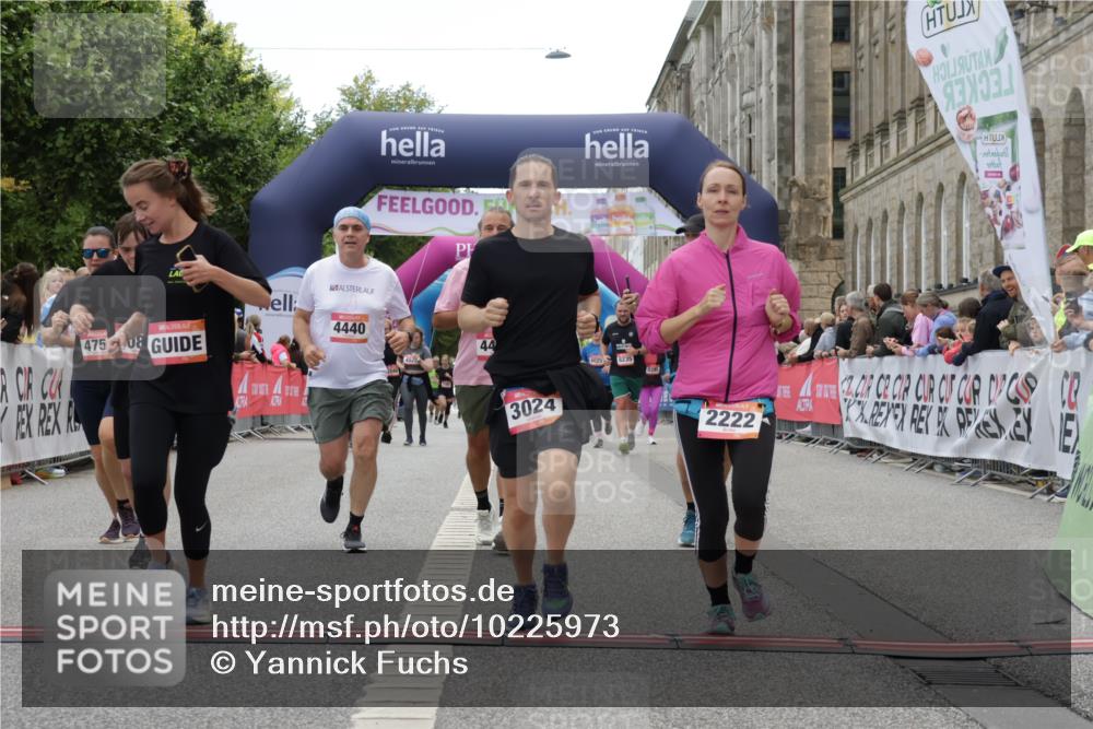 06.09.2026 - CURREX Alsterlauf Yannick Fuchs http://msf.ph/oto/10225973 06.09.2026 10:16:52 Ziel 2222, 2859, 3024, 3167, 3169, 3330, 3633, 4353, 4439, 4440, 4477, 4750, 4756, 5859, 6087, 8102 meine-sportfotos.de