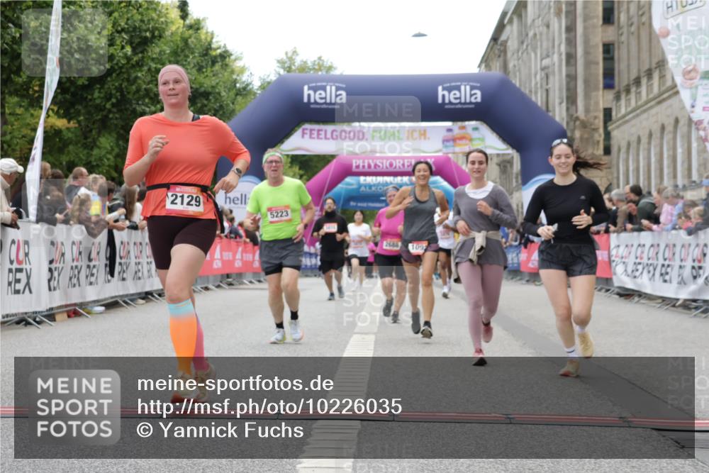 06.09.2026 - CURREX Alsterlauf Yannick Fuchs http://msf.ph/oto/10226035 06.09.2026 10:17:09 Ziel 1092, 2048, 2129, 2688, 3002, 3199, 3459, 3496, 3973, 4557, 5082, 5223, 8083 meine-sportfotos.de