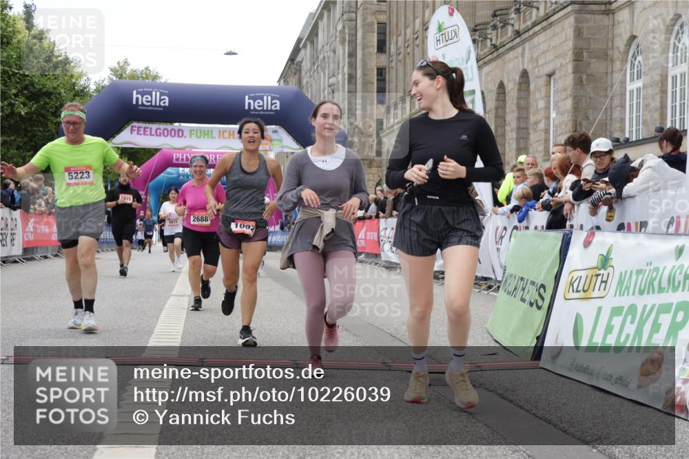 06.09.2026 - CURREX Alsterlauf Yannick Fuchs http://msf.ph/oto/10226039 06.09.2026 10:17:11 Ziel 1092, 2129, 2688, 3199, 3459, 3496, 3973, 5082, 5223, 5615, 5876, 8083 meine-sportfotos.de