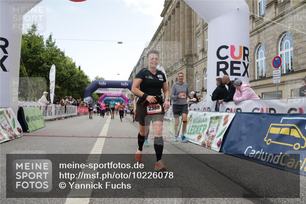 06.09.2026 - CURREX Alsterlauf Yannick Fuchs http://msf.ph/oto/10226078 06.09.2026 10:17:21 Ziel 2368, 2546, 2547, 2922, 5615, 5872, 5876, 6143 meine-sportfotos.de