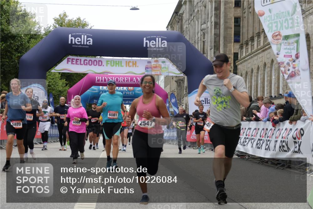 06.09.2026 - CURREX Alsterlauf Yannick Fuchs http://msf.ph/oto/10226084 06.09.2026 10:17:23 Ziel 2368, 2546, 2547, 2922, 5118, 5615, 5820, 5872, 5876, 6068, 6081, 6143 meine-sportfotos.de
