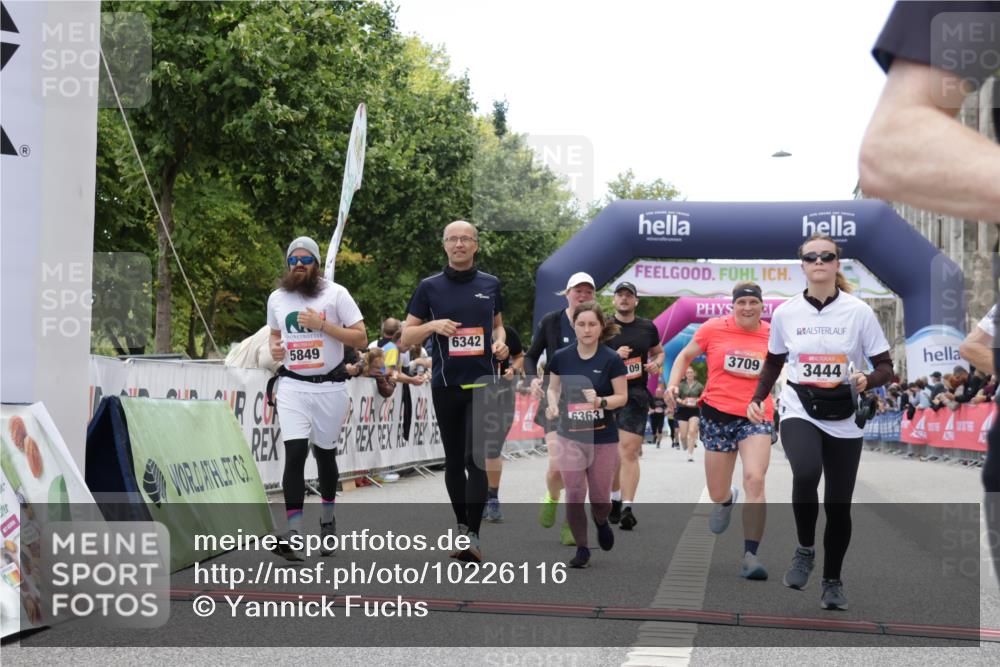 06.09.2026 - CURREX Alsterlauf Yannick Fuchs http://msf.ph/oto/10226116 06.09.2026 10:17:32 Ziel 2462, 2546, 2597, 2598, 2911, 2985, 3117, 3444, 3709, 5118, 5560, 5635, 5820, 5849, 6068, 6081, 6342, 6363, 8109 meine-sportfotos.de