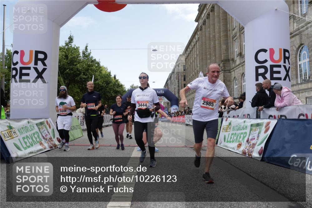 06.09.2026 - CURREX Alsterlauf Yannick Fuchs http://msf.ph/oto/10226123 06.09.2026 10:17:33 Ziel 2462, 2597, 2598, 2911, 2985, 3117, 3444, 3709, 5118, 5560, 5635, 5820, 5849, 6068, 6081, 6342, 6363, 8109 meine-sportfotos.de