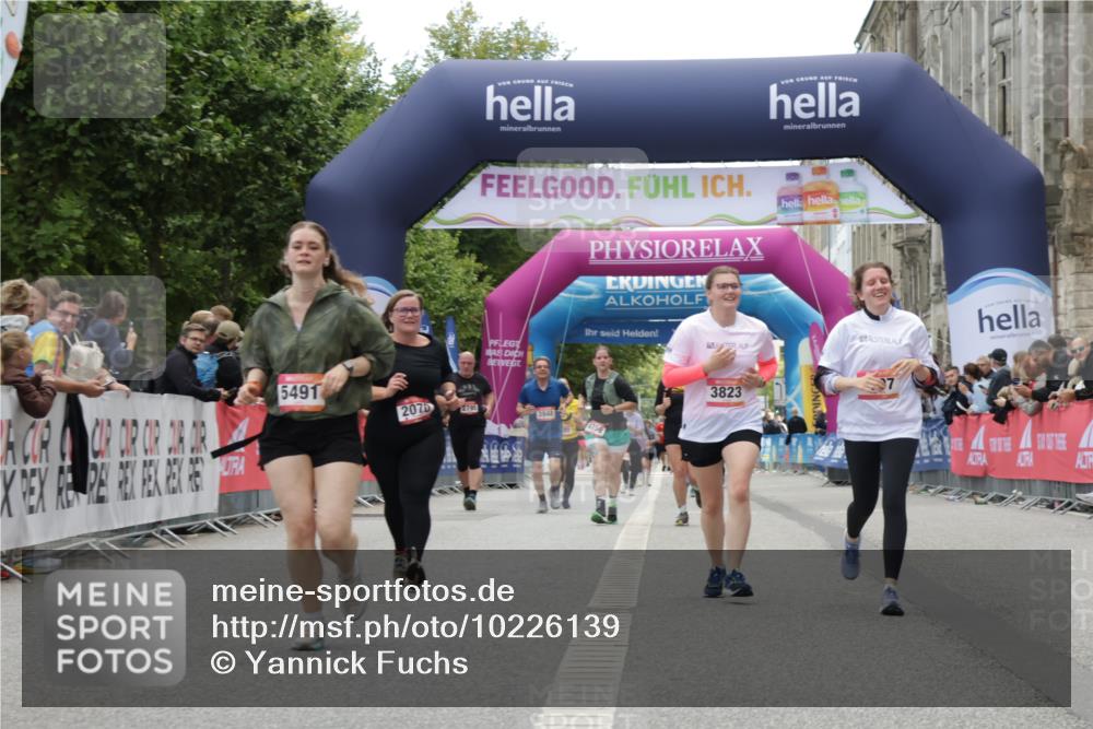 06.09.2026 - CURREX Alsterlauf Yannick Fuchs http://msf.ph/oto/10226139 06.09.2026 10:17:38 Ziel 2070, 2911, 2985, 3444, 3709, 3797, 3823, 5491, 5560, 5849, 6342, 6363, 8109 meine-sportfotos.de