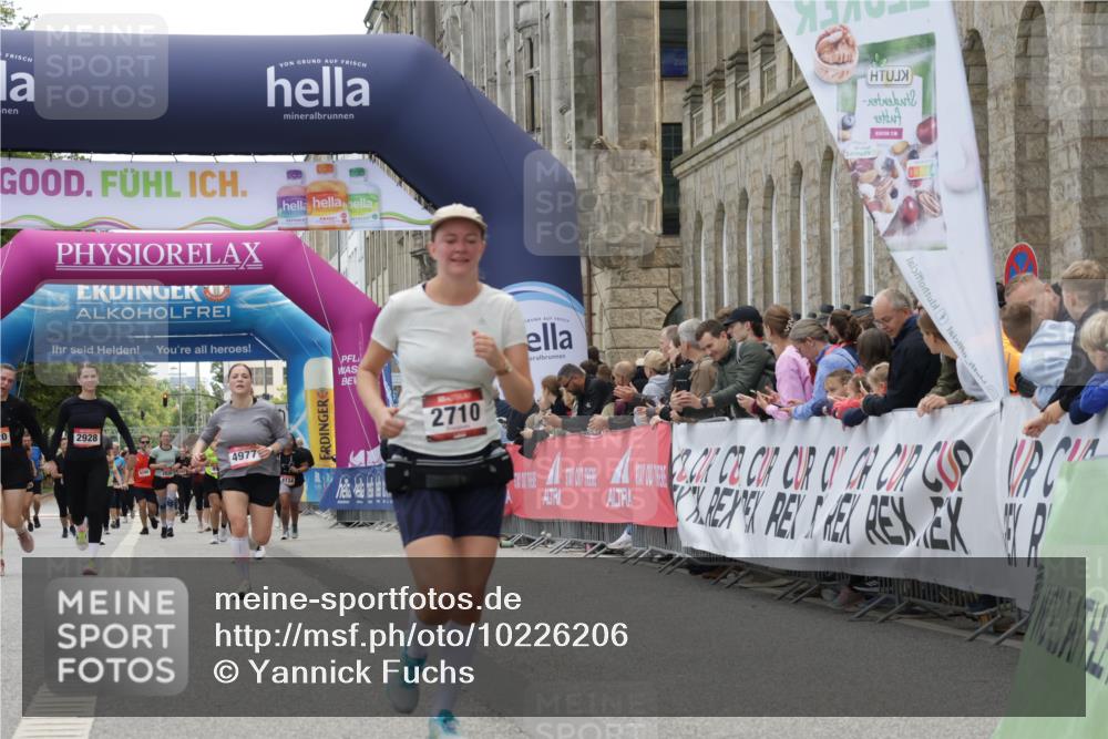 06.09.2026 - CURREX Alsterlauf Yannick Fuchs http://msf.ph/oto/10226206 06.09.2026 10:17:53 Ziel 2645, 2710, 2795, 3680, 3948, 4757, 4759, 5177 meine-sportfotos.de
