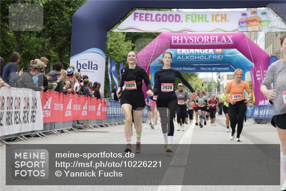 06.09.2026 - CURREX Alsterlauf Yannick Fuchs http://msf.ph/oto/10226221 06.09.2026 10:17:57 Ziel 2645, 2710, 2795, 2920, 2928, 3680, 3948, 4977, 5177 meine-sportfotos.de
