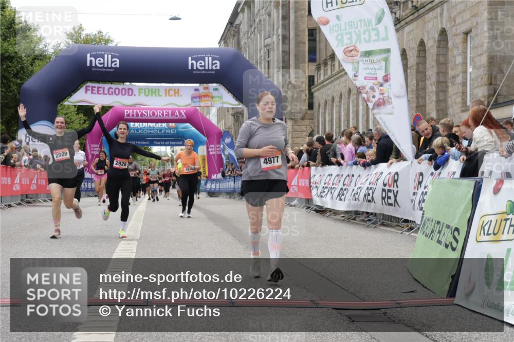 06.09.2026 - CURREX Alsterlauf Yannick Fuchs http://msf.ph/oto/10226224 06.09.2026 10:17:58 Ziel 2645, 2710, 2920, 2928, 4977, 5177 meine-sportfotos.de