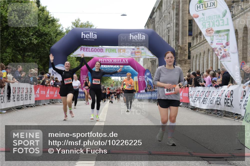 06.09.2026 - CURREX Alsterlauf Yannick Fuchs http://msf.ph/oto/10226225 06.09.2026 10:17:58 Ziel 2645, 2710, 2920, 2928, 4977, 5177 meine-sportfotos.de