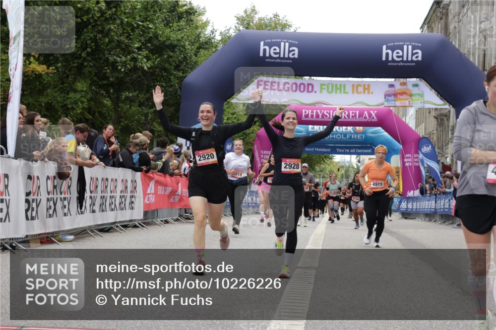06.09.2026 - CURREX Alsterlauf Yannick Fuchs http://msf.ph/oto/10226226 06.09.2026 10:17:58 Ziel 2645, 2710, 2920, 2928, 4977, 5177 meine-sportfotos.de