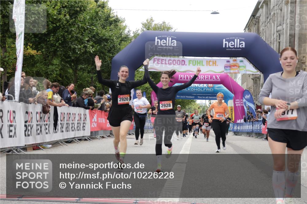 06.09.2026 - CURREX Alsterlauf Yannick Fuchs http://msf.ph/oto/10226228 06.09.2026 10:17:59 Ziel 2645, 2710, 2920, 2928, 3018, 4915, 4977 meine-sportfotos.de