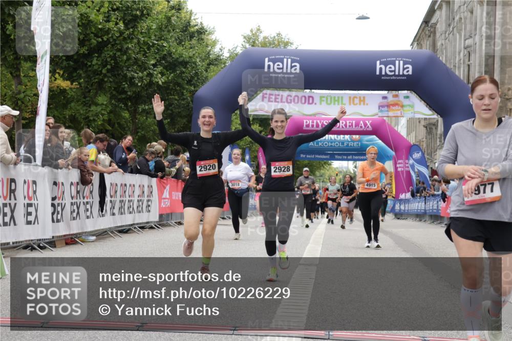 06.09.2026 - CURREX Alsterlauf Yannick Fuchs http://msf.ph/oto/10226229 06.09.2026 10:17:59 Ziel 2645, 2710, 2920, 2928, 3018, 4915, 4977 meine-sportfotos.de