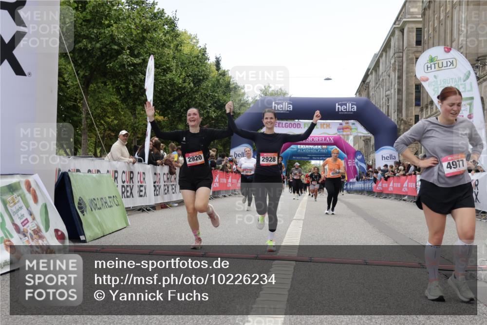 06.09.2026 - CURREX Alsterlauf Yannick Fuchs http://msf.ph/oto/10226234 06.09.2026 10:18:00 Ziel 2645, 2710, 2920, 2928, 3018, 4915, 4977 meine-sportfotos.de