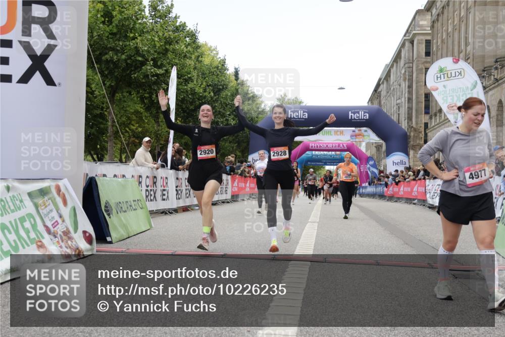 06.09.2026 - CURREX Alsterlauf Yannick Fuchs http://msf.ph/oto/10226235 06.09.2026 10:18:00 Ziel 2645, 2710, 2920, 2928, 3018, 4915, 4977 meine-sportfotos.de