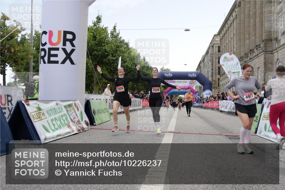 06.09.2026 - CURREX Alsterlauf Yannick Fuchs http://msf.ph/oto/10226237 06.09.2026 10:18:00 Ziel 2645, 2710, 2920, 2928, 3018, 4915, 4977 meine-sportfotos.de