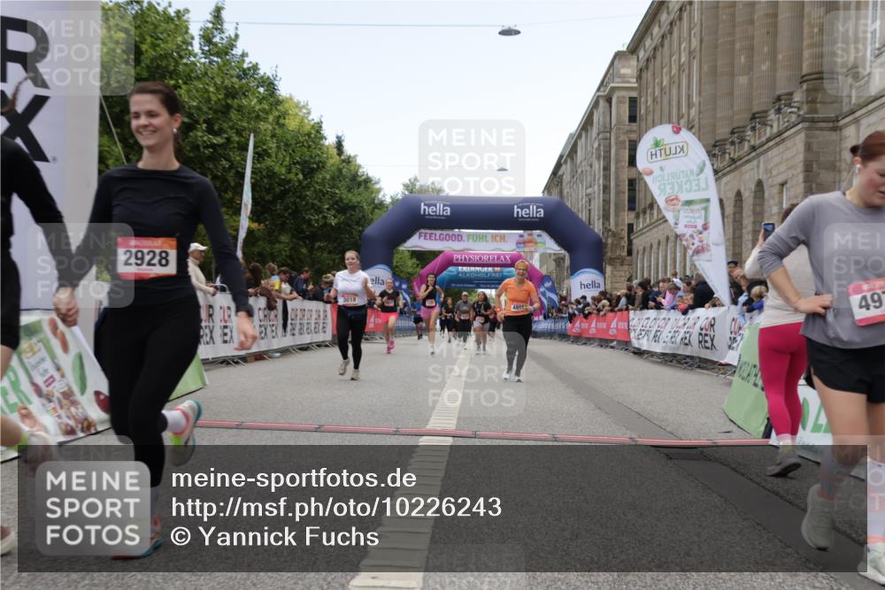 06.09.2026 - CURREX Alsterlauf Yannick Fuchs http://msf.ph/oto/10226243 06.09.2026 10:18:01 Ziel 2645, 2710, 2920, 2928, 3018, 3917, 4915, 4977 meine-sportfotos.de